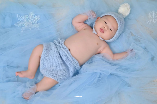 西安宝宝睡迷糊了才肯吃奶 西安宝宝睡迷糊了才肯吃奶